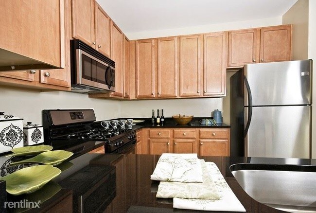 Building Photo - 2300 Woodland Crossing Dr