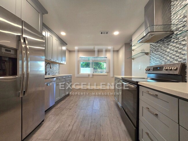 Building Photo - 2/2 Downstairs Condo with Patio, Washer an...