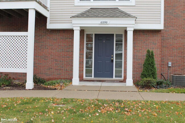 Foto del edificio - 16390 Chatham Dr