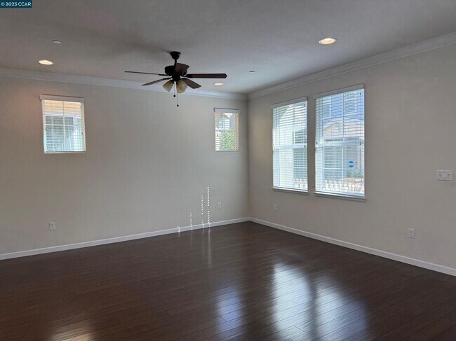 Foto del edificio - 221 Southpark Ct