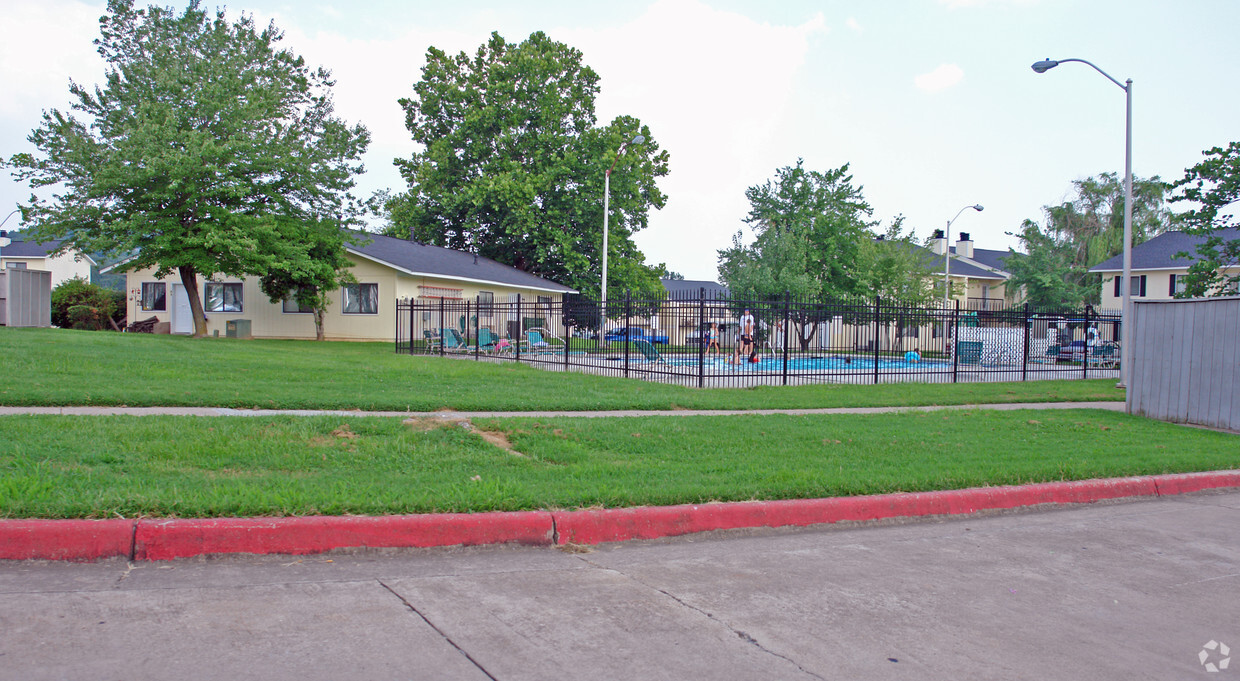 Building Photo - Park Lake Apartments