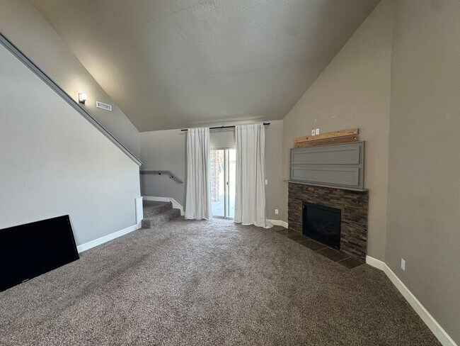 Foto del edificio - Spacious 3-Bed, 3-Bath Home with Loft & St...
