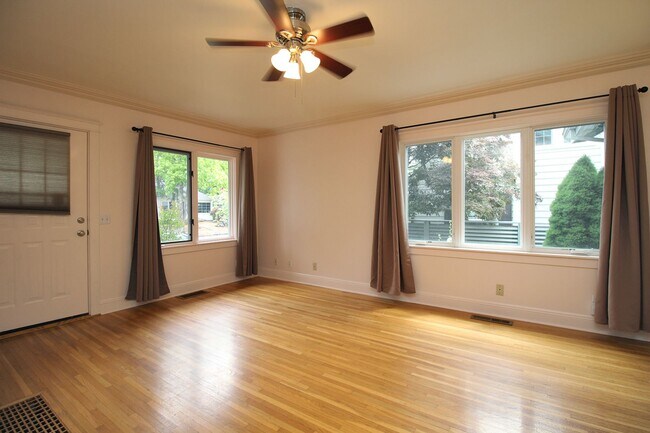 Building Photo - Gardener’s Delight – Updated 3 Bed/2 Bath ...