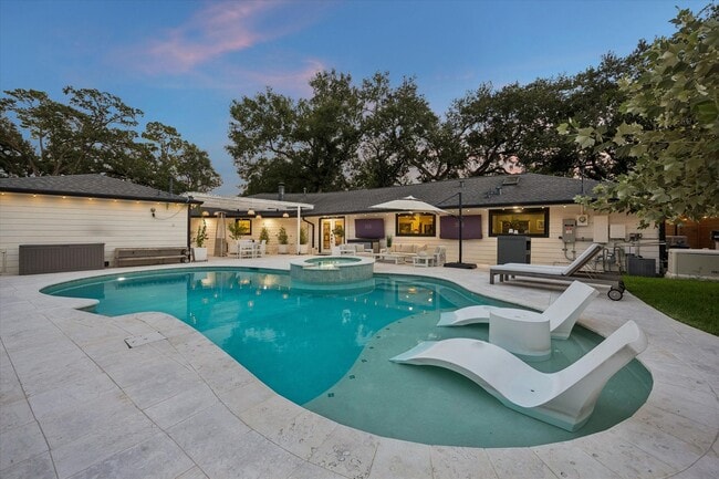 Building Photo - 8518 Westview Dr