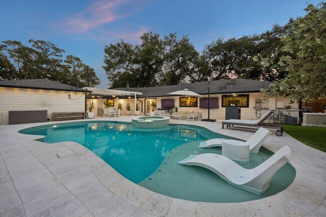 Foto del edificio - 8518 Westview Dr