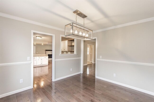 Foto del edificio - 6 bed/3 1/2 bath.  Pet Friendly