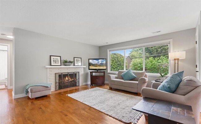 Building Photo - LOW RENT!Beautiful 4Bed2Bath House!PRIME h...
