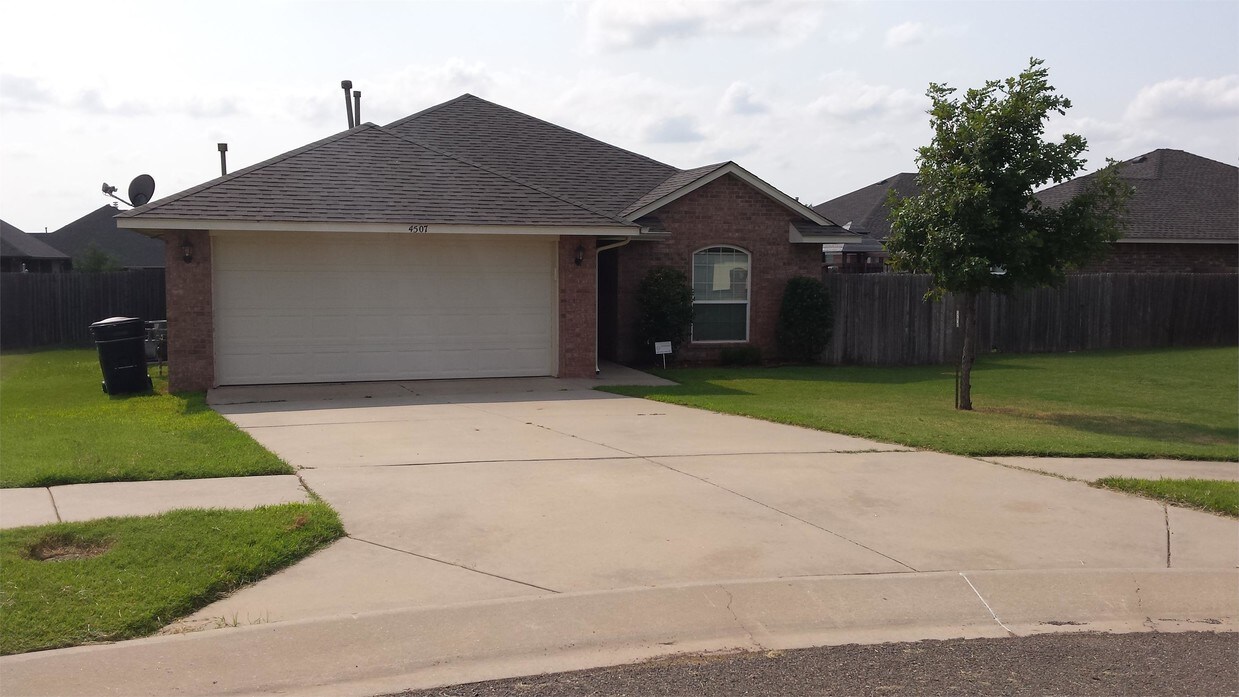 4507 Applegate Dr, Moore, OK 73160 House Rental in Moore, OK