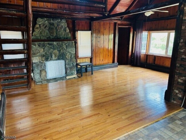 Foto del edificio - 447 Lakeside Rd