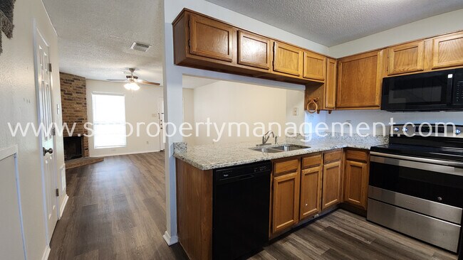 Foto del edificio - 125 Surrey Ln