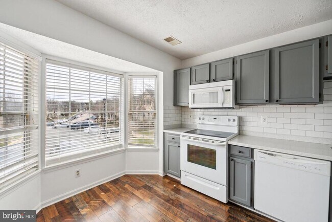 Foto del edificio - 16250 Taconic Cir