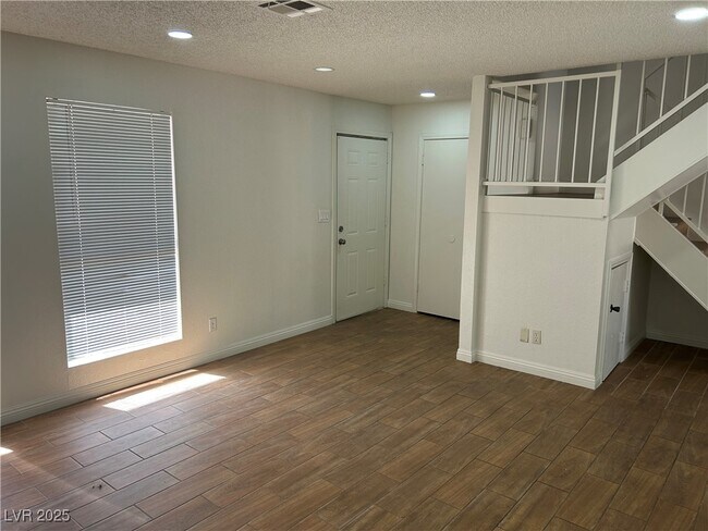 Building Photo - 3937 S Torrey Pines Dr