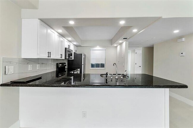 Building Photo - 605 Oaks Dr