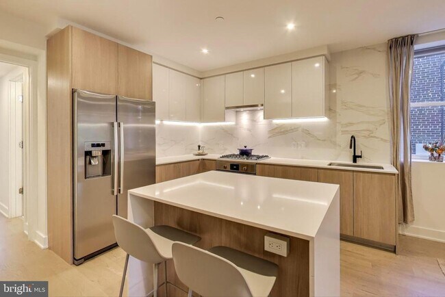 Foto del edificio - 4017 Davis Pl NW