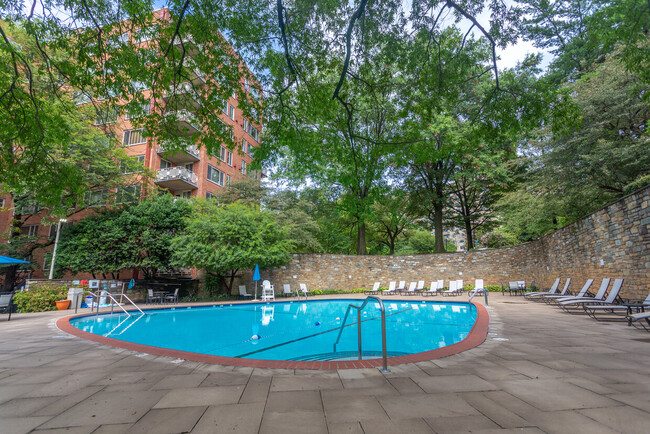 Foto del edificio - 4000 Tunlaw Rd NW