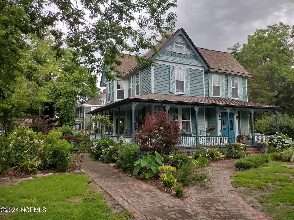 Primary Photo - 1215 National Ave