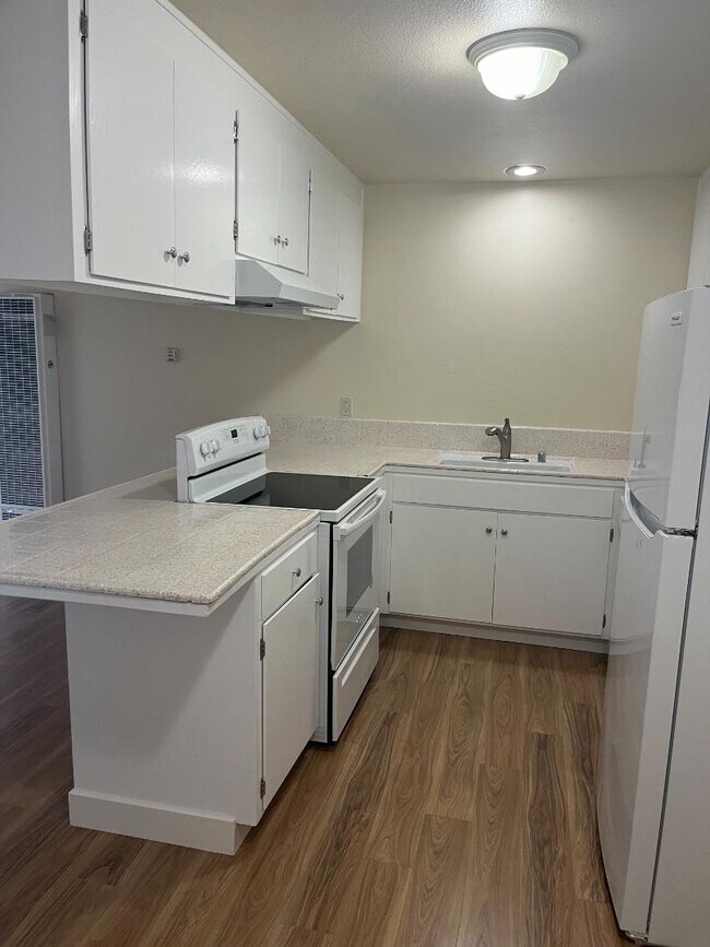Foto del edificio - 1281 Juniper Dr