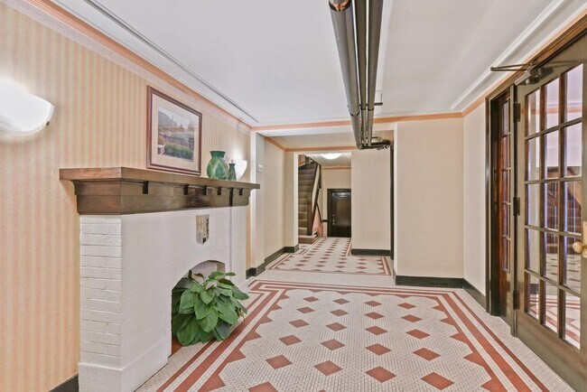 Lobby - 210 N Oak Park Ave