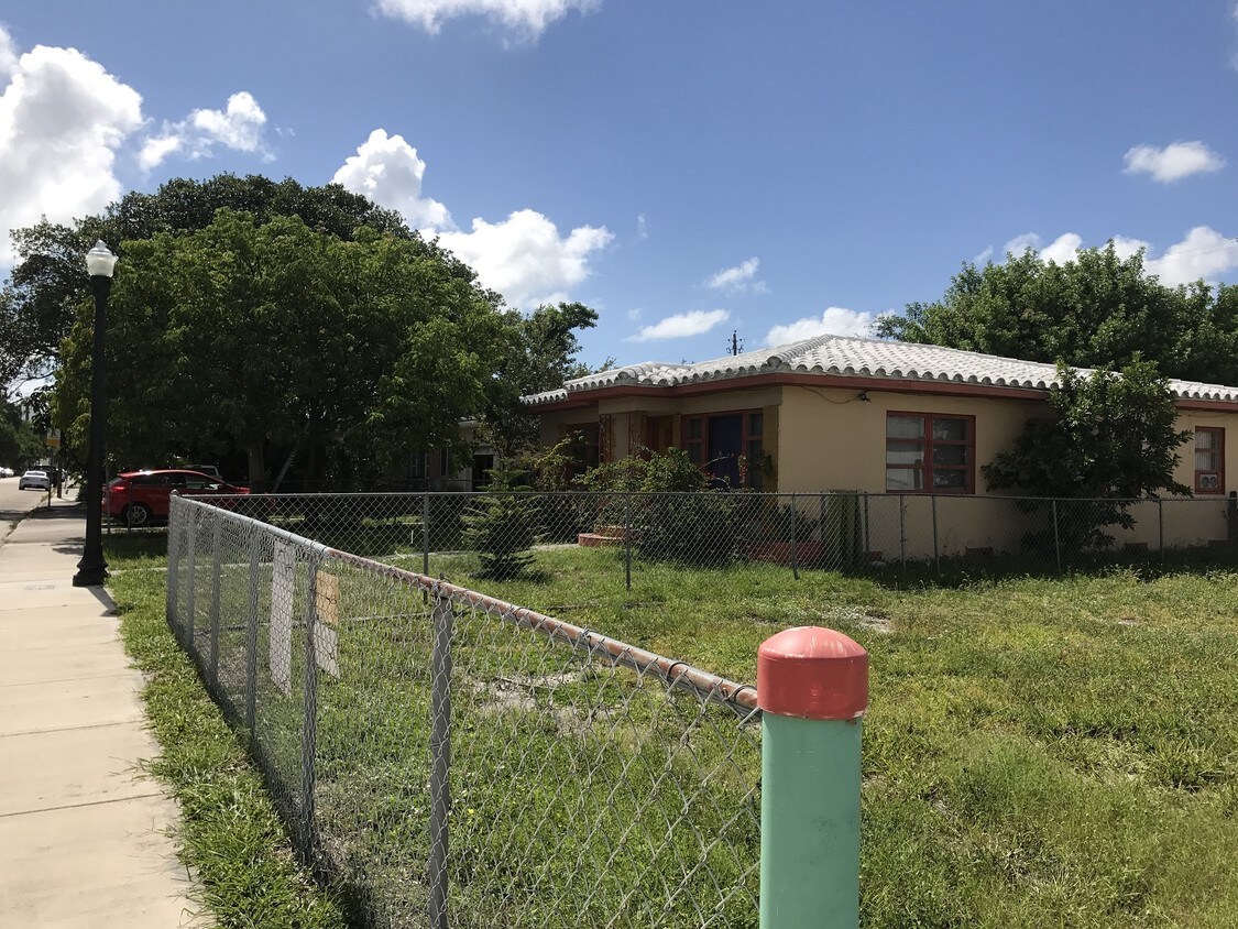 Building Photo - 2030 Van Buren St