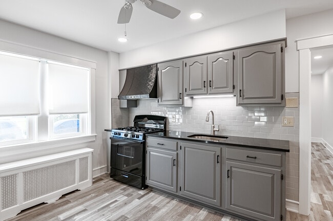 Building Photo - 910 E Bellevue Ave