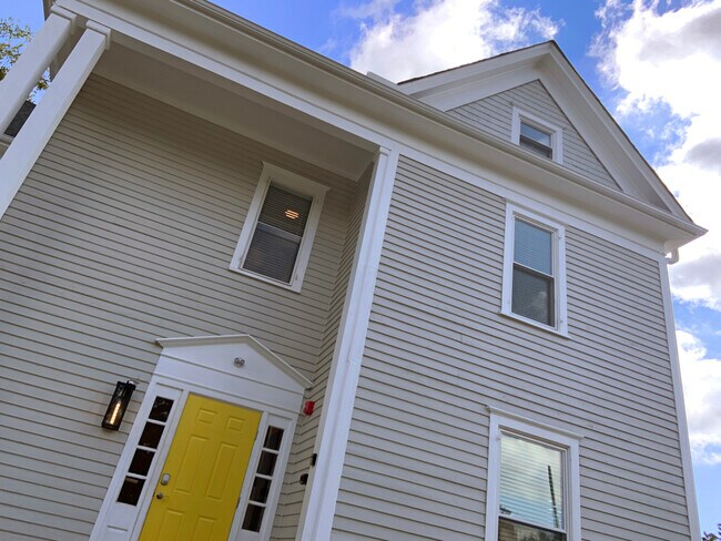 Foto del edificio - 214 N Cedar St