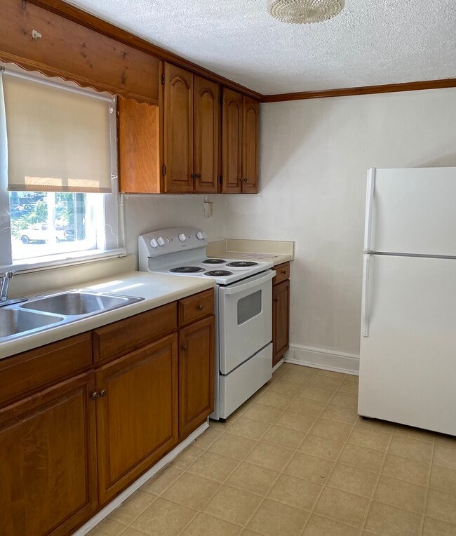 Kitchen - 825 Centre Ave NW