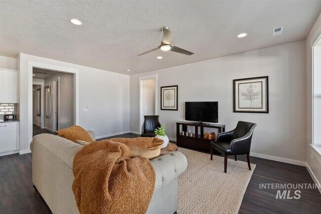 Building Photo - MOVE IN READY! APPLY TODAY!