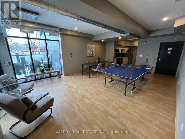 Photo du bâtiment - 690 King St W