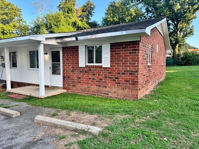 Building Photo - 511 Everett Ln