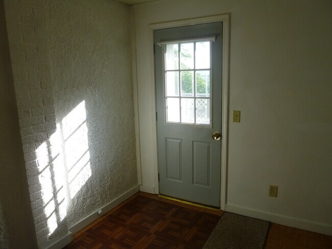 Vista opuesta del Hall - 612 Stewart Ave