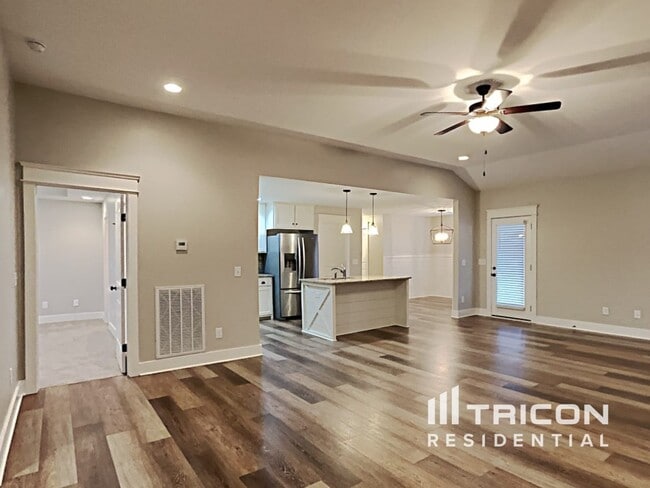 Foto del edificio - 215 Tucker Trice Blvd