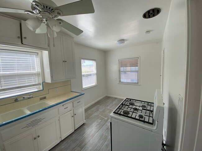 Building Photo - 152 Ximeno Ave