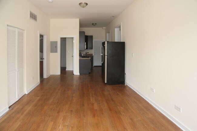 Foto del edificio - 2146 W Division St