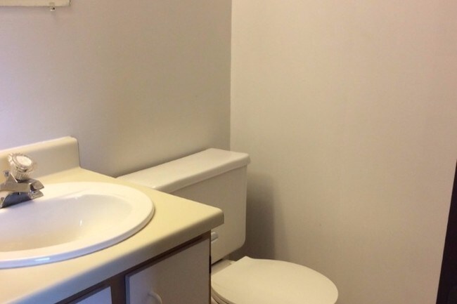 bathroom - 3501 N River Rd