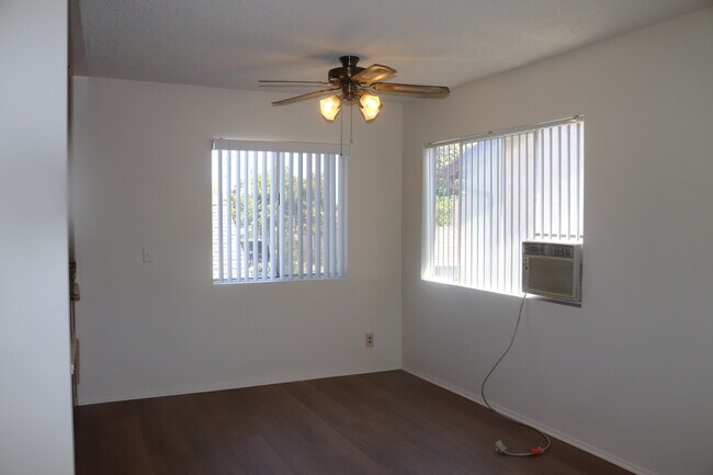 Dining Room - 2740 E De Soto St