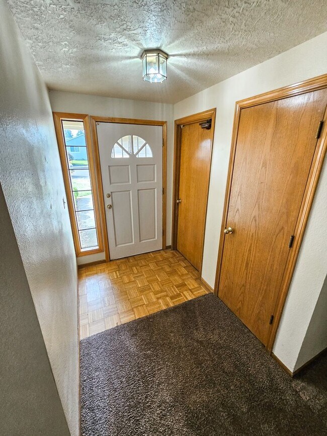 Foto del edificio - 1097 Summer Breeze Dr N