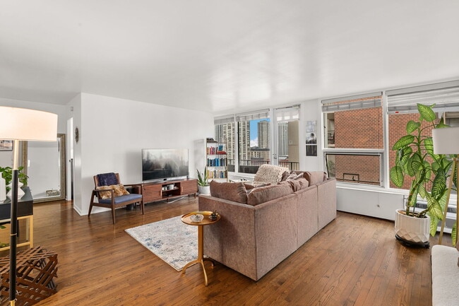 Foto del edificio - 1400 N State Pkwy