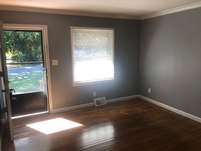 Building Photo - Pet-friendly! Freshly updated!  Cute as a ...