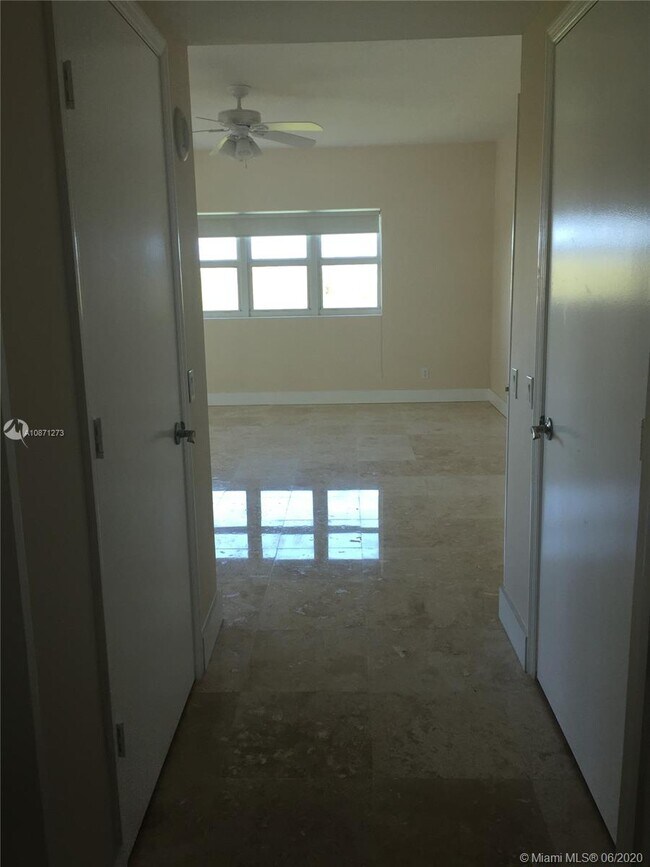 Foto del edificio - 14951 Royal Oaks Ln