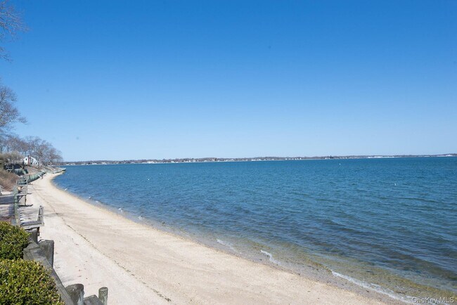 Foto del edificio - 100 W Shore Dr