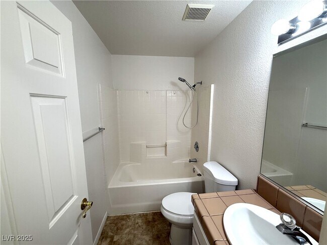 Foto del edificio - 448 Comstock Ave