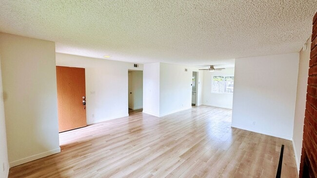 Building Photo - 120A