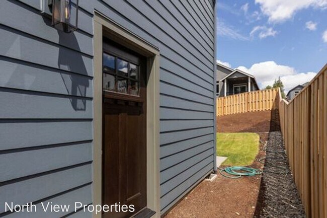 Foto del edificio - 2 br, 1.5 bath House - 1753 NE Robert Rd #B