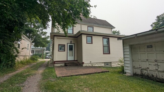 Building Photo - Welcome to this fully furnished 3-bedroom, 1.5-bath home in Massillon