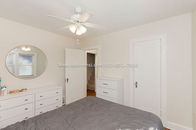 Building Photo - Charming, impeccably clean and maintained ...