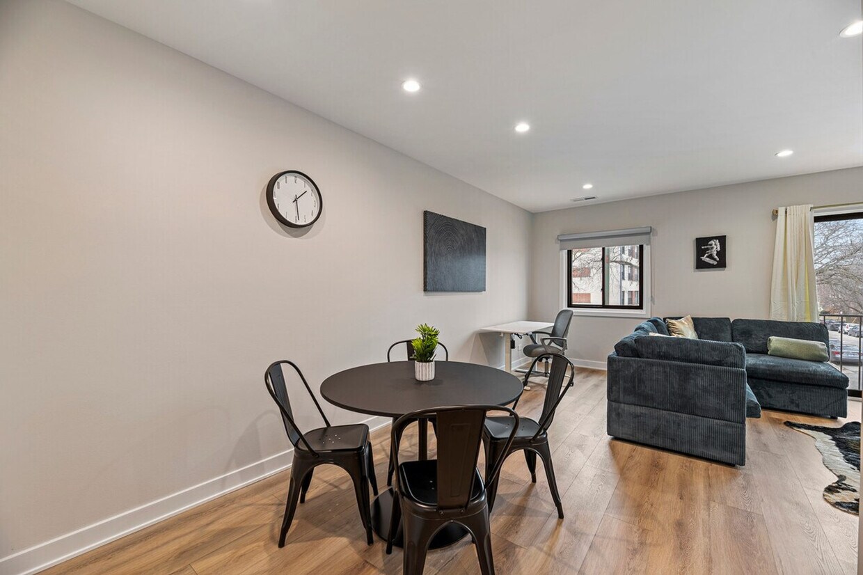 Foto principal - 2356 W Touhy Ave