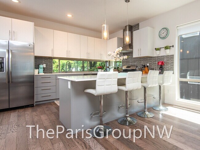 Foto del edificio - Stunning Mod 3BR+Den, 3.5BA Townhome * XL Roof Deck *A/C ++