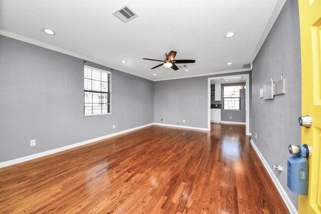 Foto del edificio - 5635 Mc Cracken Rd