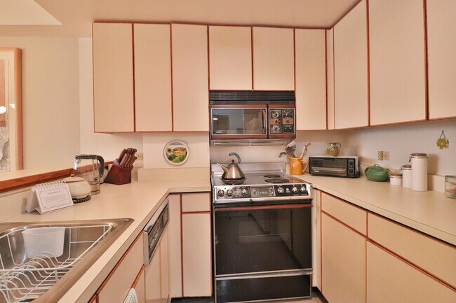 Building Photo - Two Bedrooms, Two Baths Condo Semi-furnish...
