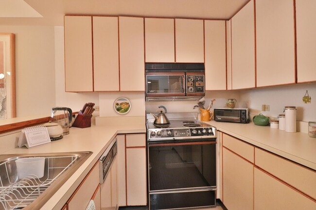 Foto del edificio - Two Bedrooms, Two Baths Condo Semi-furnish...